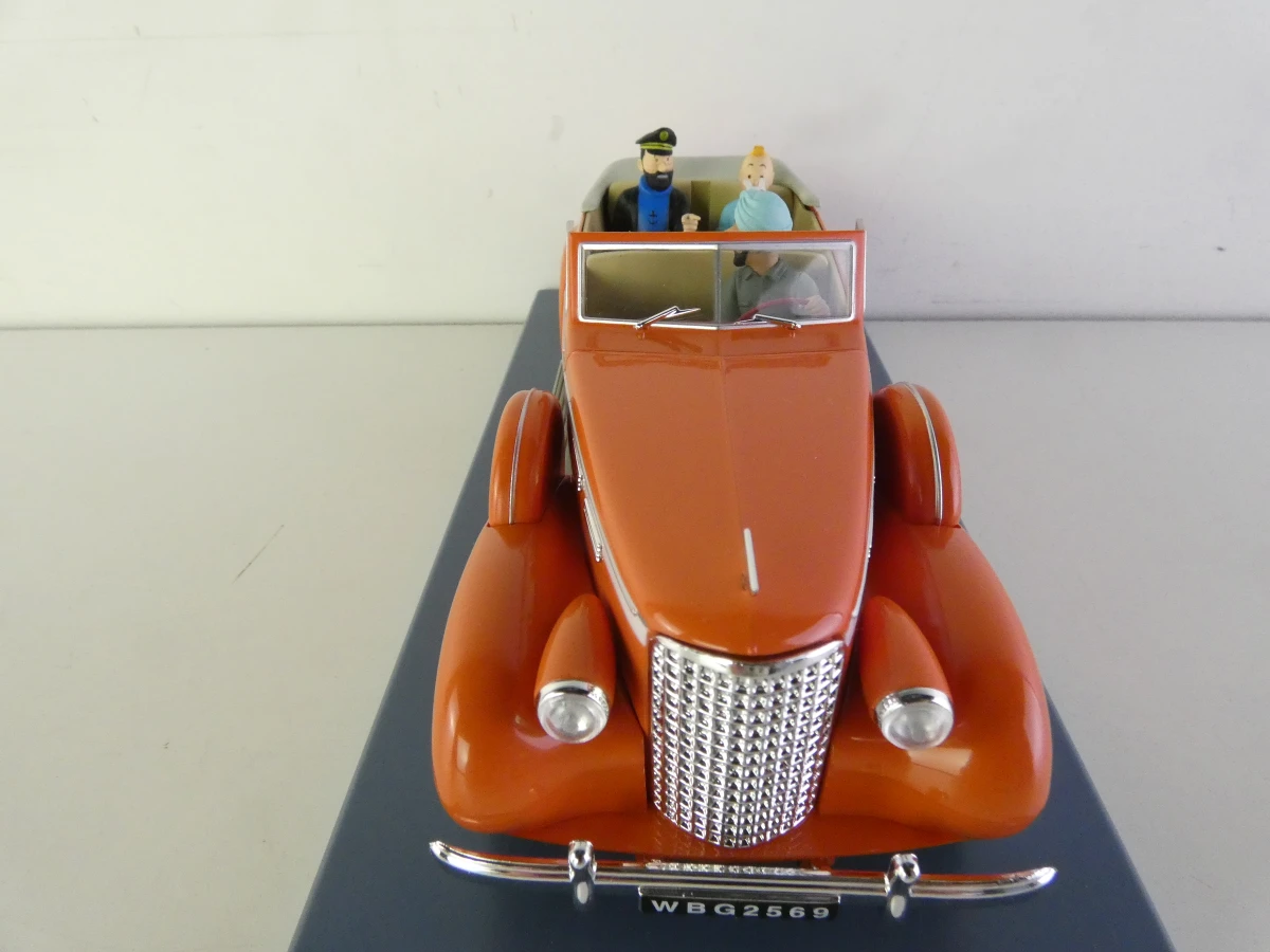5 Tintin modelauto's en 1 ruimteschip in vitrinekastjes