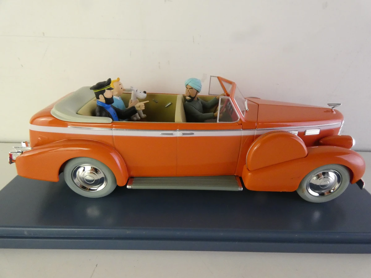 5 Tintin modelauto's en 1 ruimteschip in vitrinekastjes
