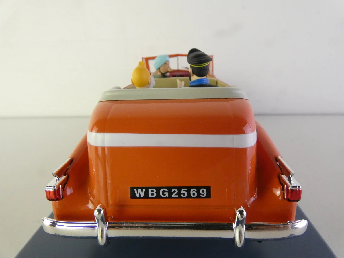 5 Tintin modelauto's en 1 ruimteschip in vitrinekastjes
