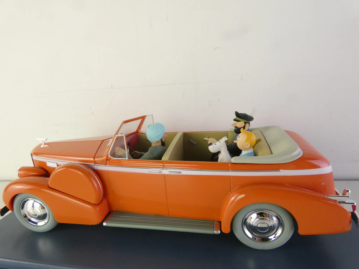 5 Tintin modelauto's en 1 ruimteschip in vitrinekastjes