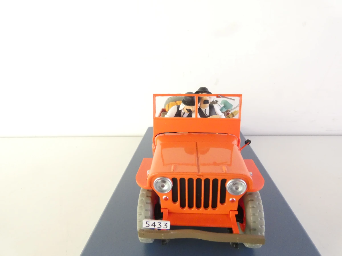 5 Tintin modelauto's en 1 ruimteschip in vitrinekastjes