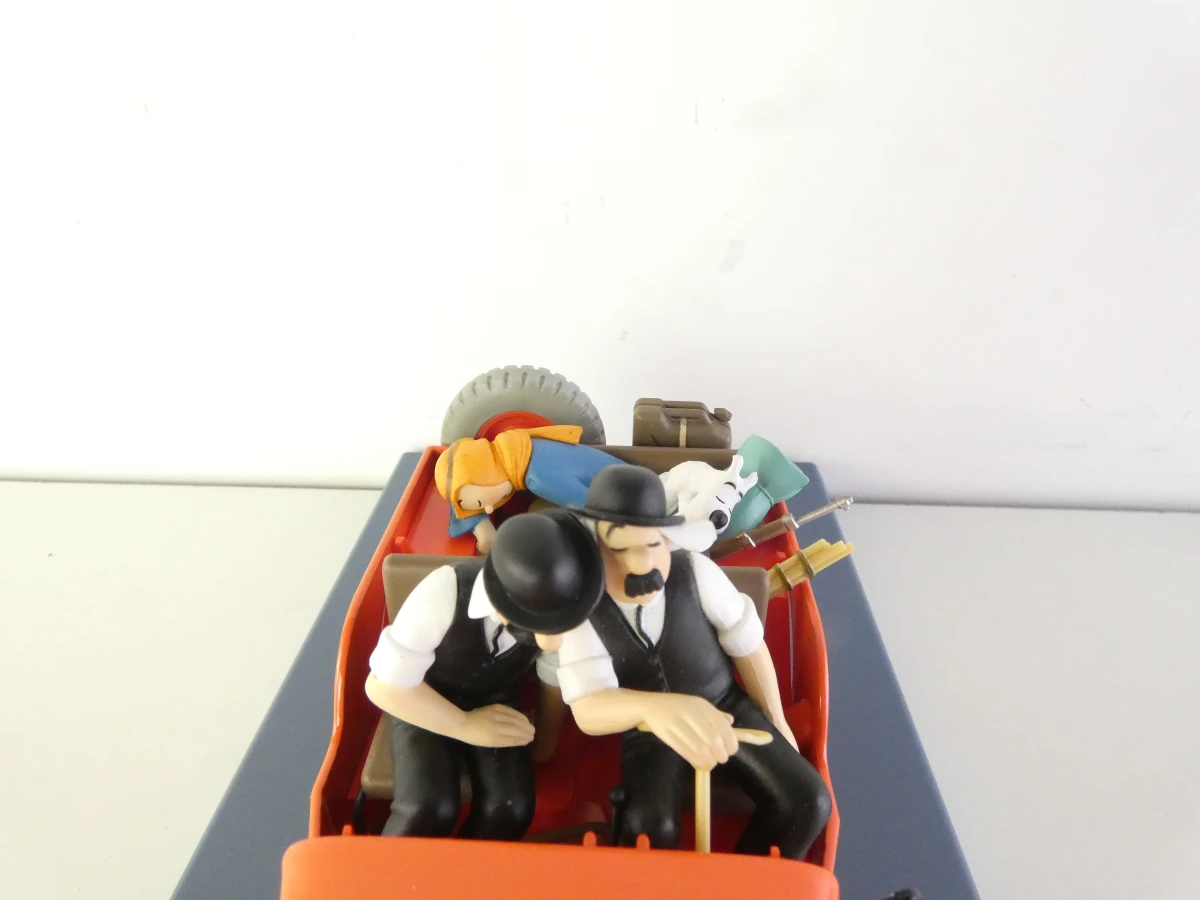 5 Tintin modelauto's en 1 ruimteschip in vitrinekastjes