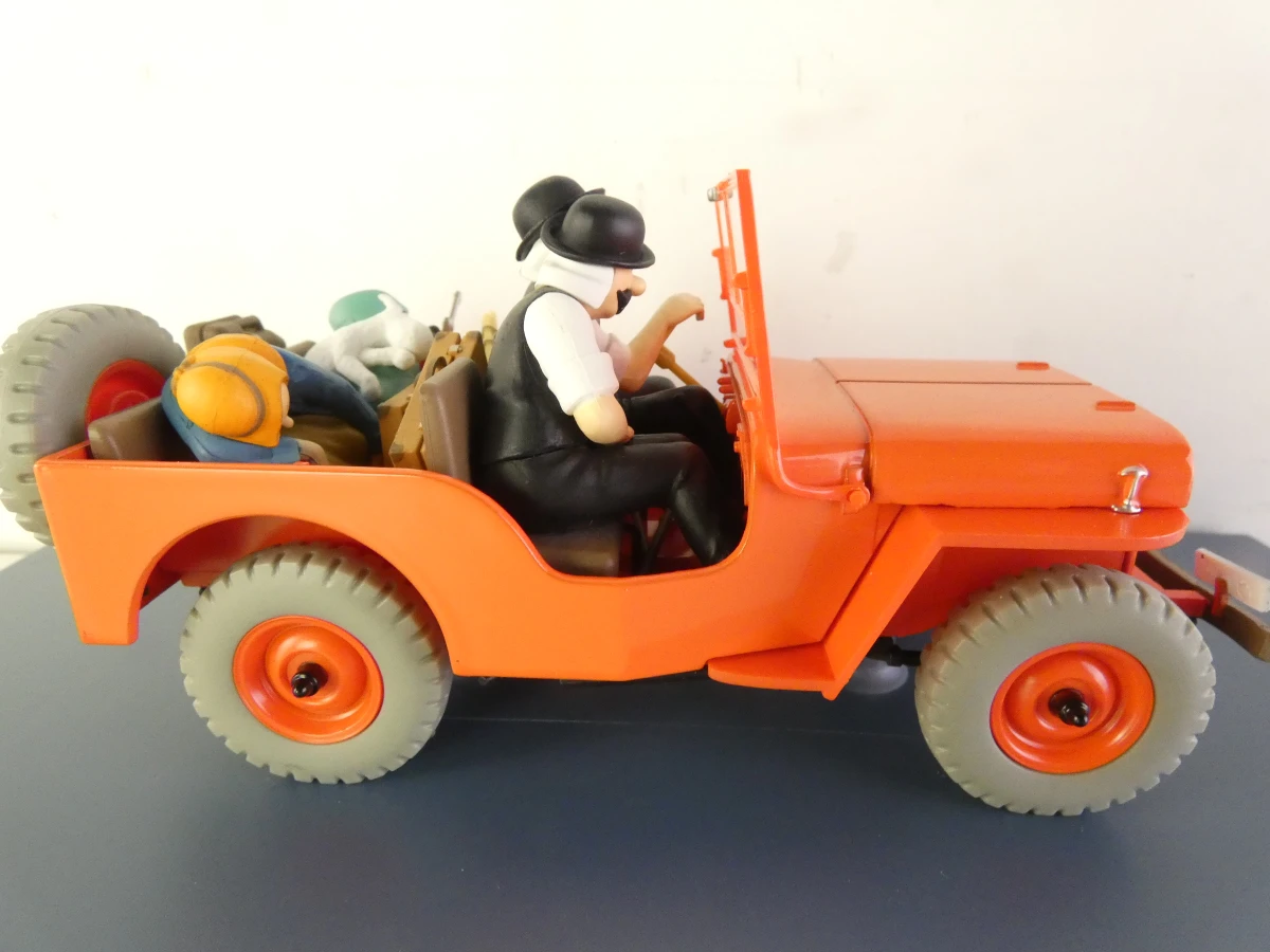 5 Tintin modelauto's en 1 ruimteschip in vitrinekastjes