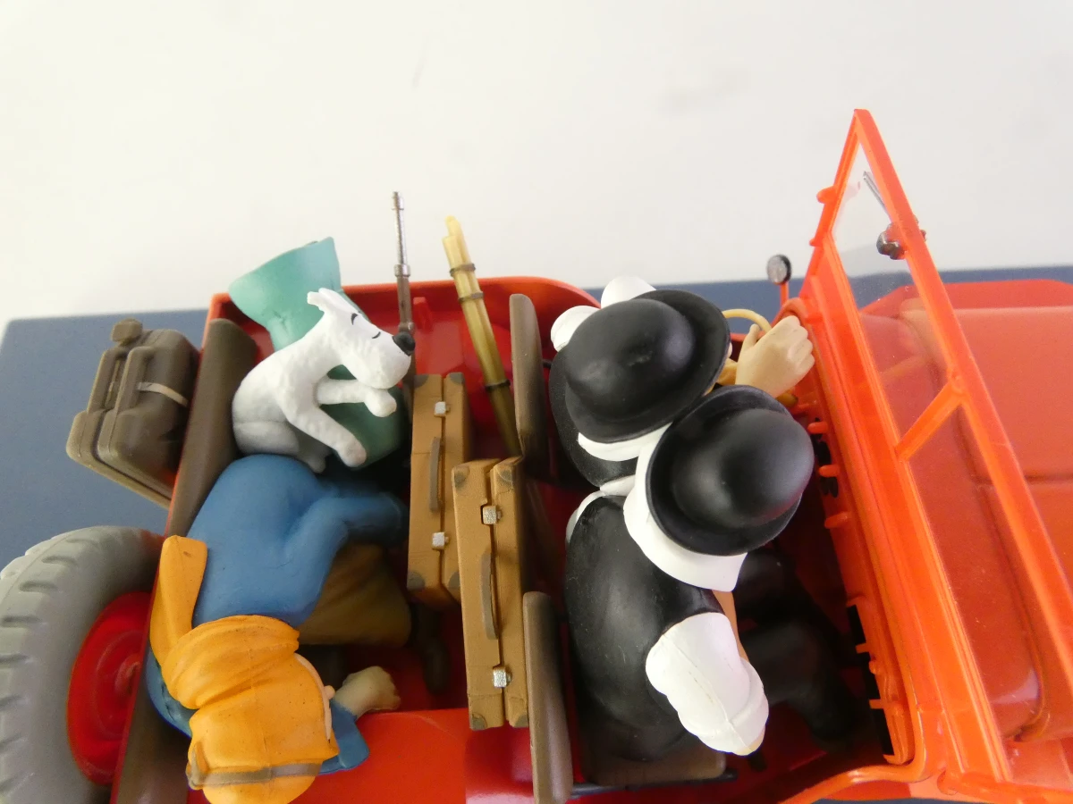 5 Tintin modelauto's en 1 ruimteschip in vitrinekastjes