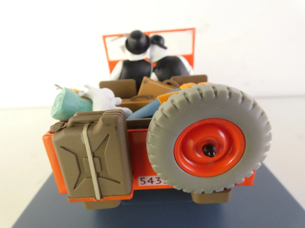 5 Tintin modelauto's en 1 ruimteschip in vitrinekastjes