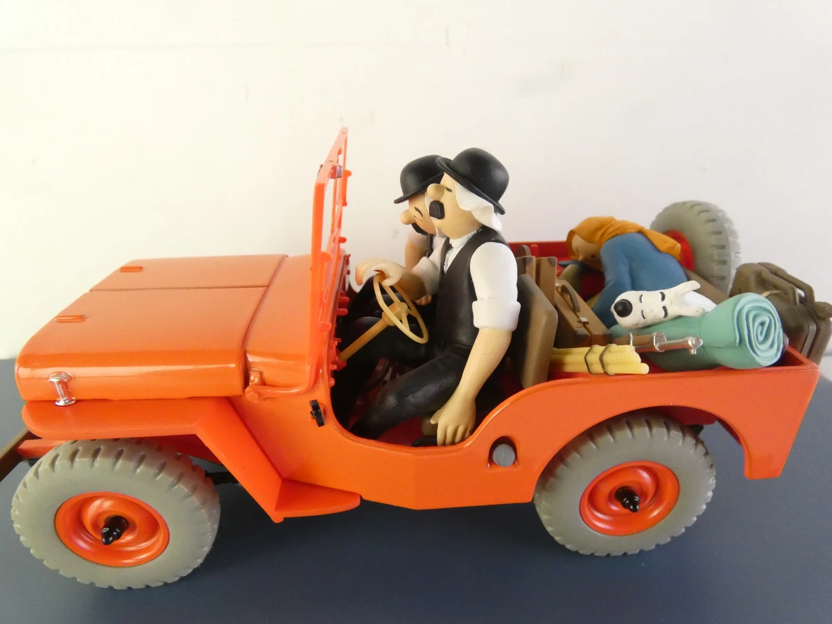 5 Tintin modelauto's en 1 ruimteschip in vitrinekastjes