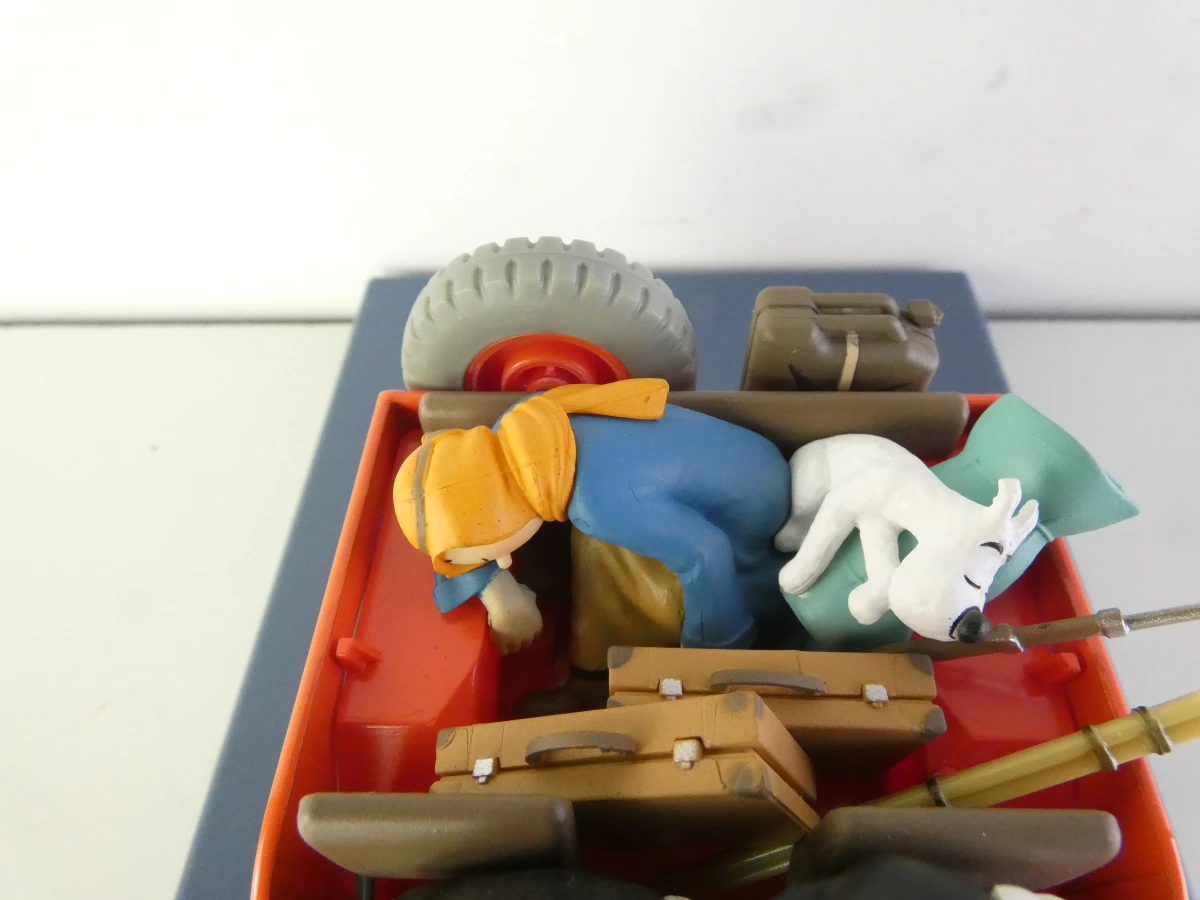 5 Tintin modelauto's en 1 ruimteschip in vitrinekastjes