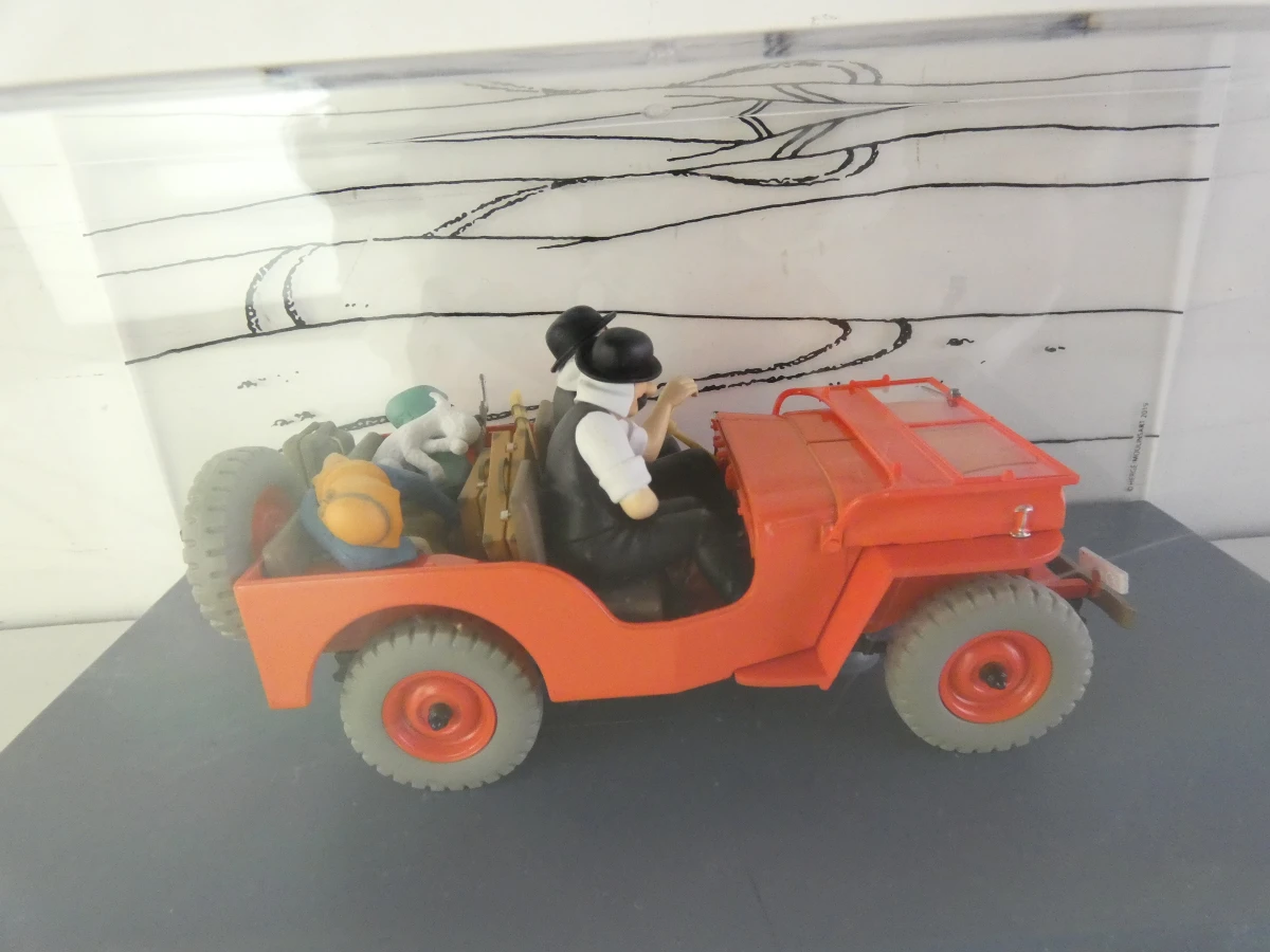 5 Tintin modelauto's en 1 ruimteschip in vitrinekastjes