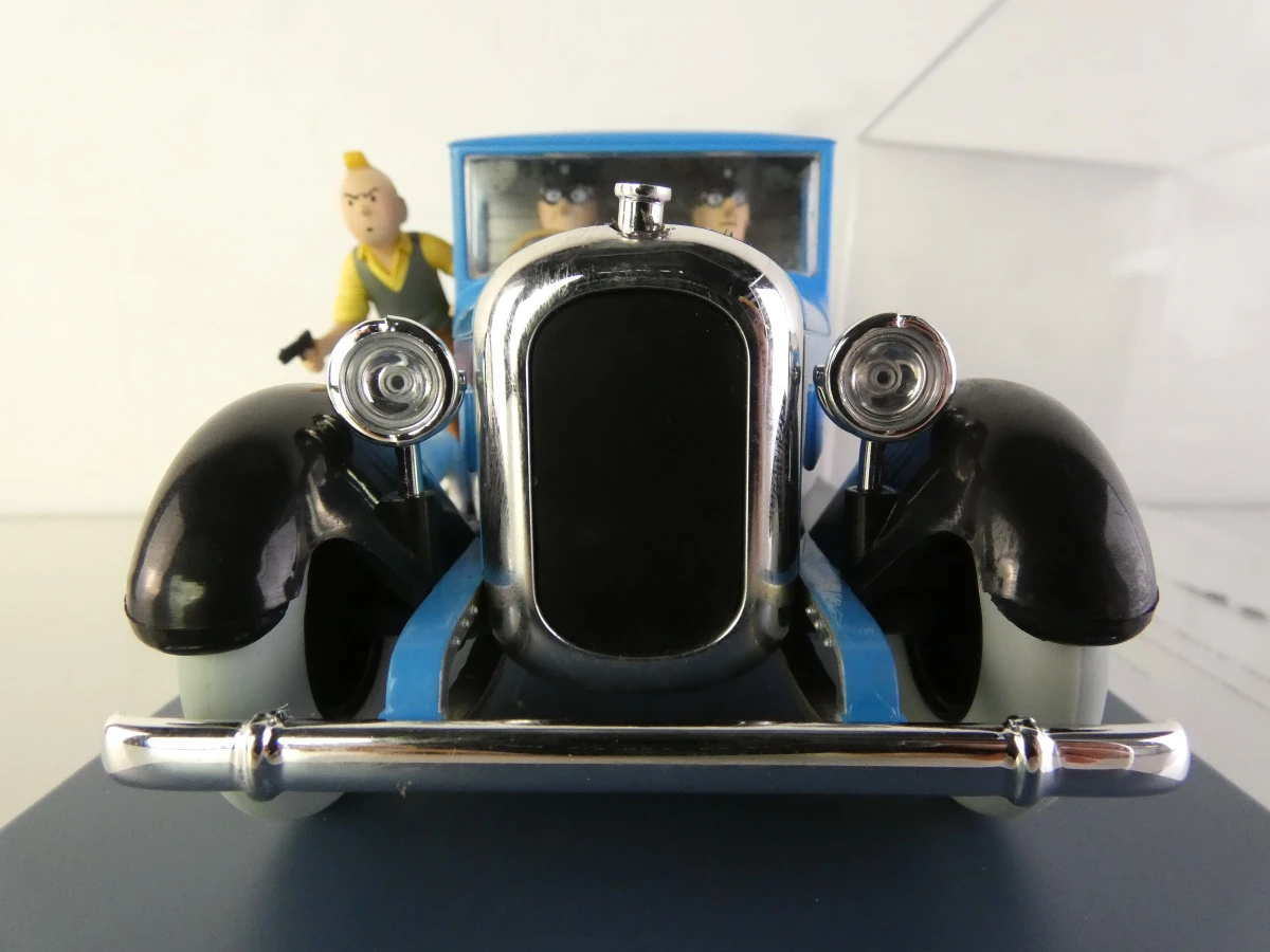 5 Tintin modelauto's en 1 ruimteschip in vitrinekastjes