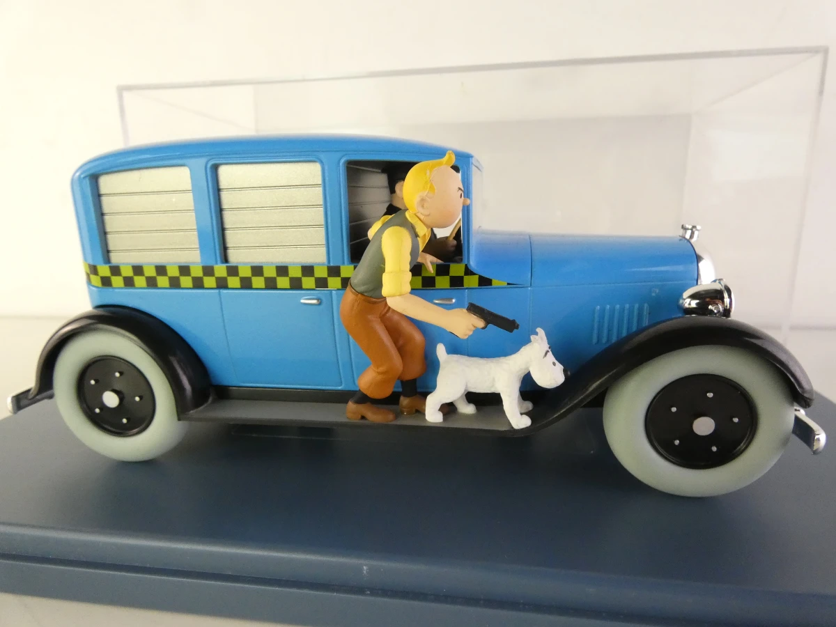 5 Tintin modelauto's en 1 ruimteschip in vitrinekastjes