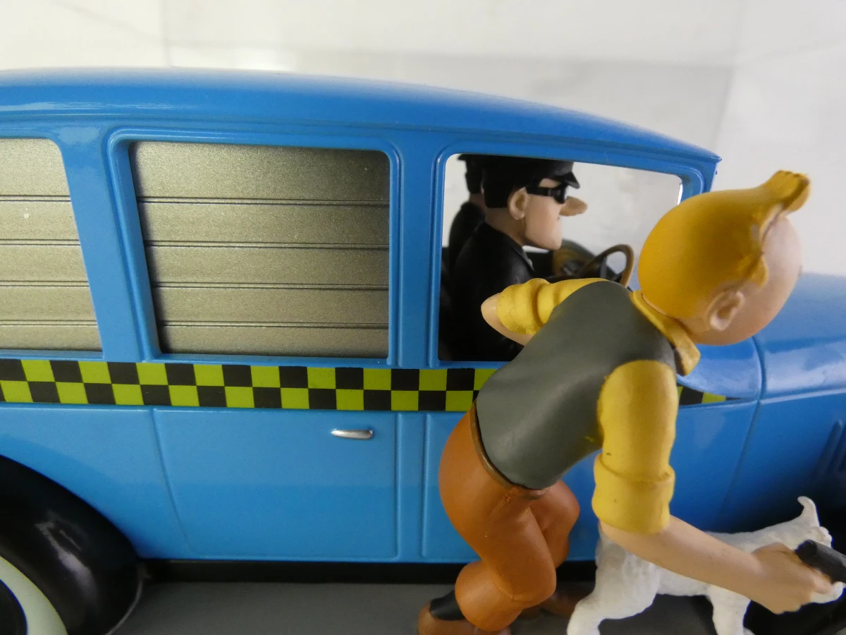 5 Tintin modelauto's en 1 ruimteschip in vitrinekastjes