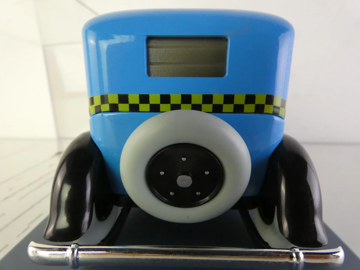 5 Tintin modelauto's en 1 ruimteschip in vitrinekastjes