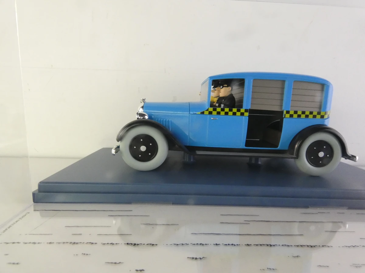 5 Tintin modelauto's en 1 ruimteschip in vitrinekastjes