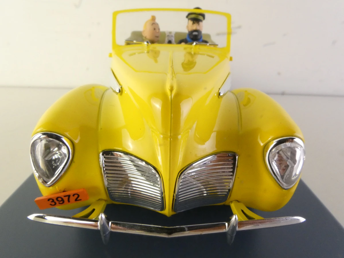 5 Tintin modelauto's en 1 ruimteschip in vitrinekastjes