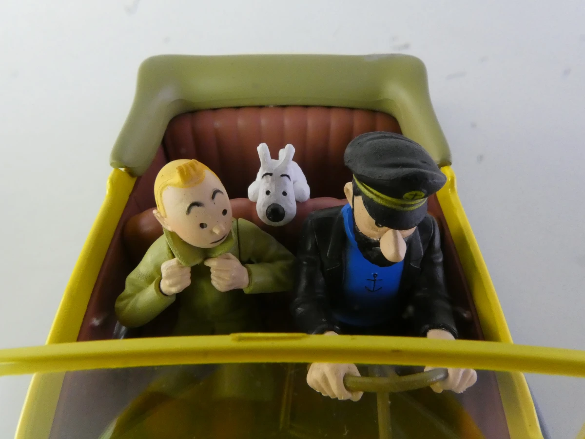 5 Tintin modelauto's en 1 ruimteschip in vitrinekastjes