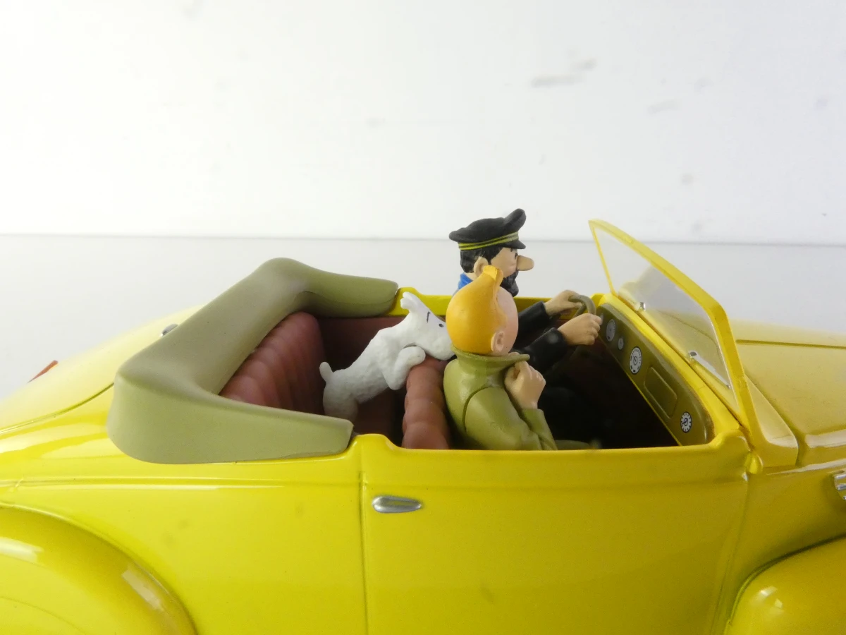 5 Tintin modelauto's en 1 ruimteschip in vitrinekastjes