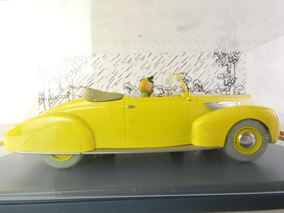 5 Tintin modelauto's en 1 ruimteschip in vitrinekastjes