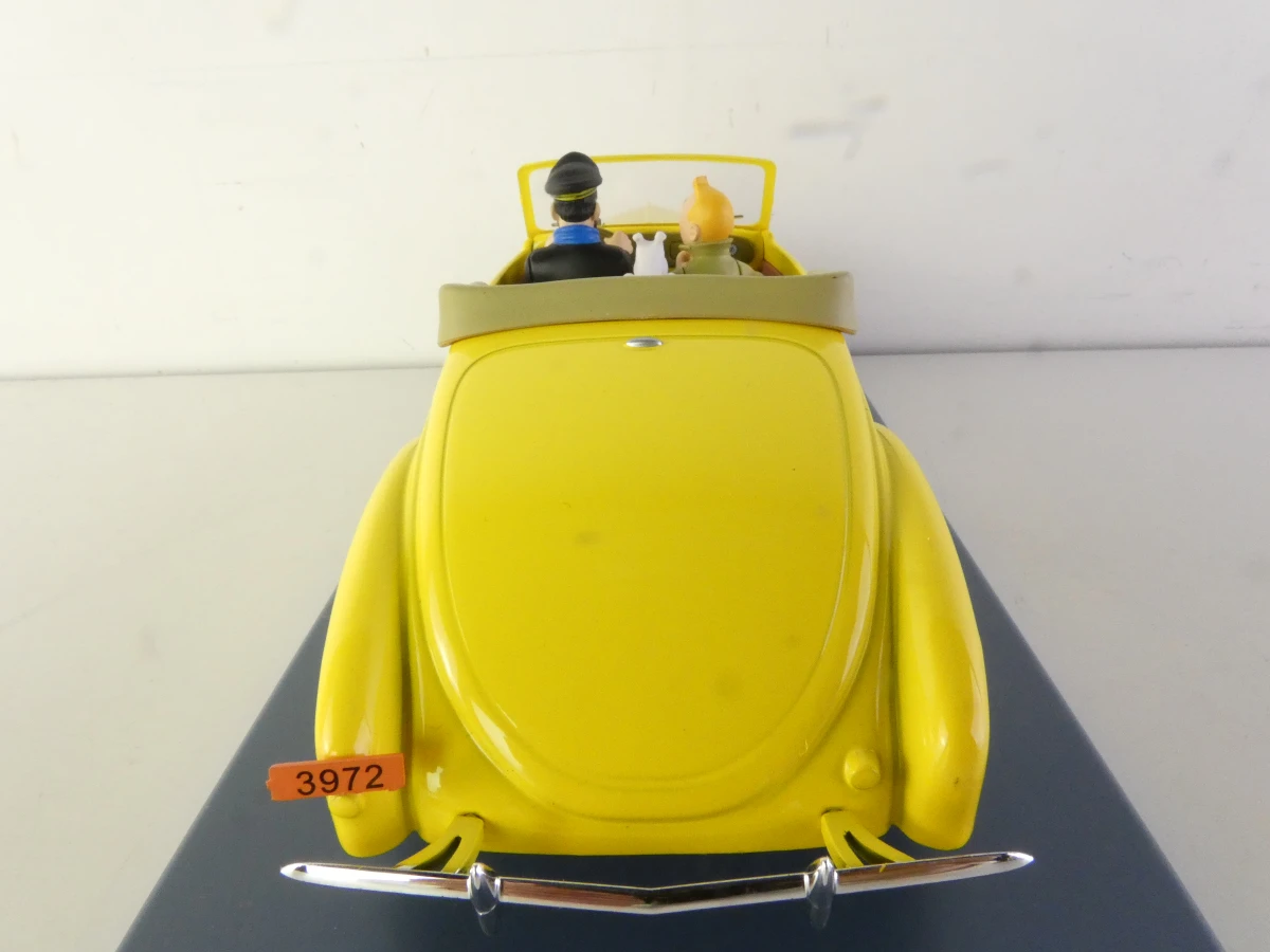 5 Tintin modelauto's en 1 ruimteschip in vitrinekastjes