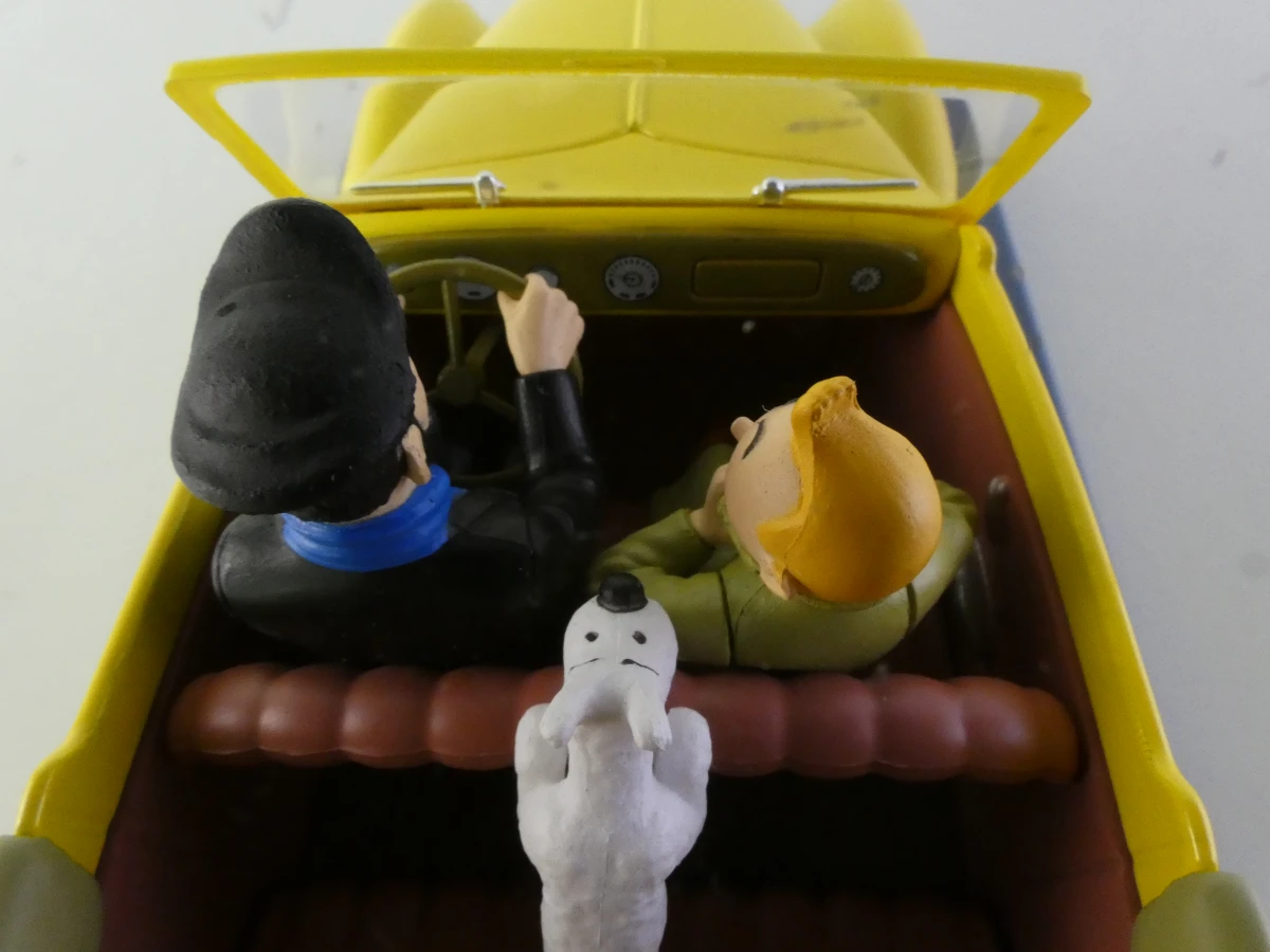 5 Tintin modelauto's en 1 ruimteschip in vitrinekastjes