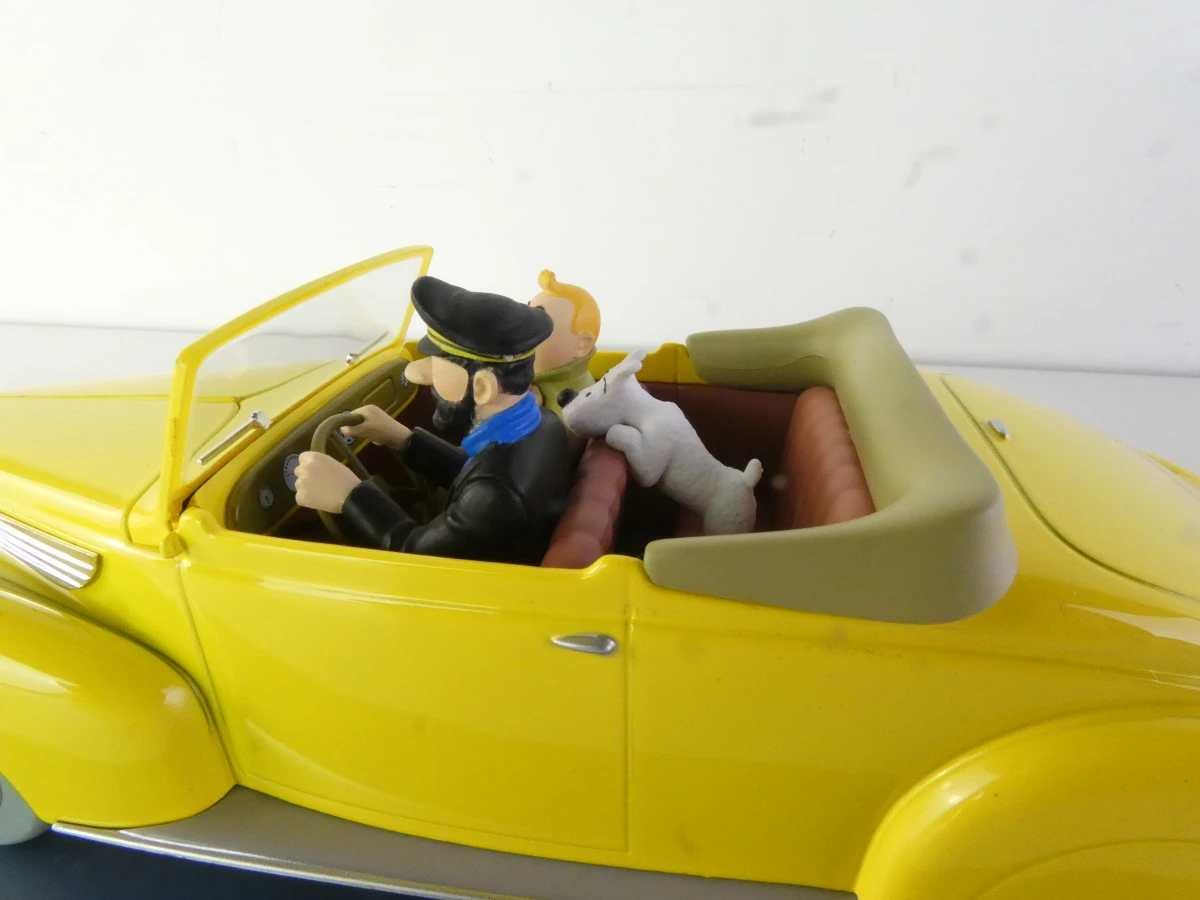 5 Tintin modelauto's en 1 ruimteschip in vitrinekastjes
