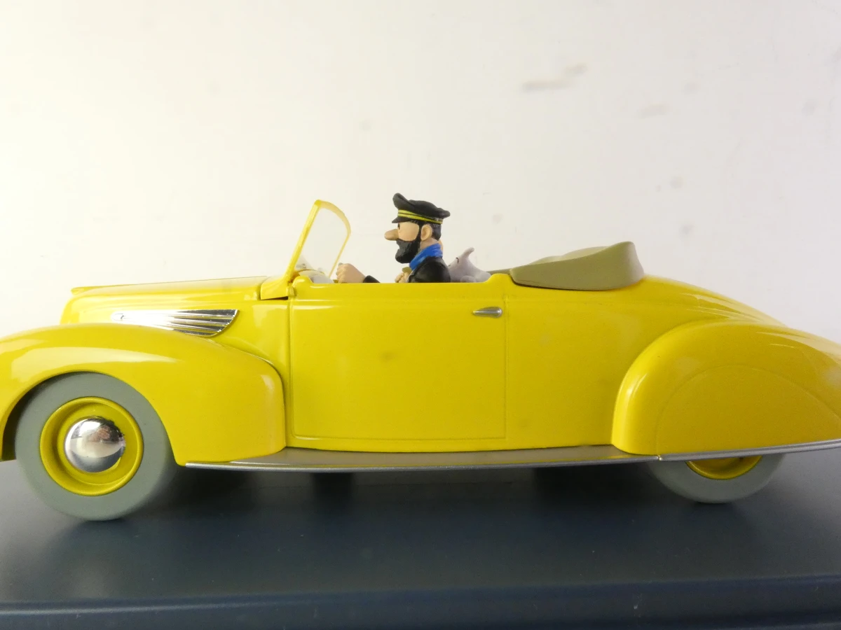 5 Tintin modelauto's en 1 ruimteschip in vitrinekastjes