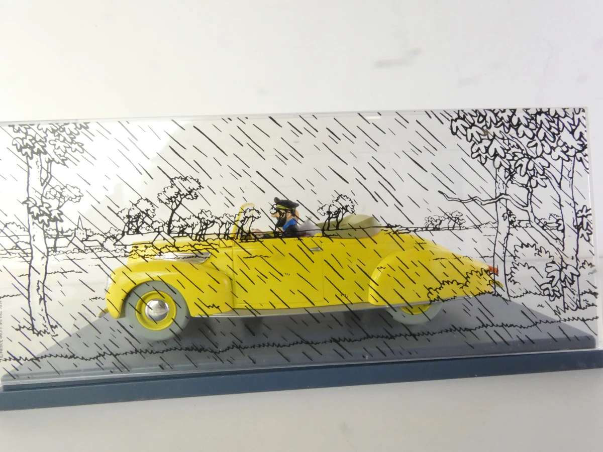 5 Tintin modelauto's en 1 ruimteschip in vitrinekastjes
