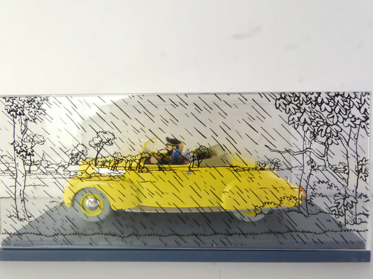 5 Tintin modelauto's en 1 ruimteschip in vitrinekastjes