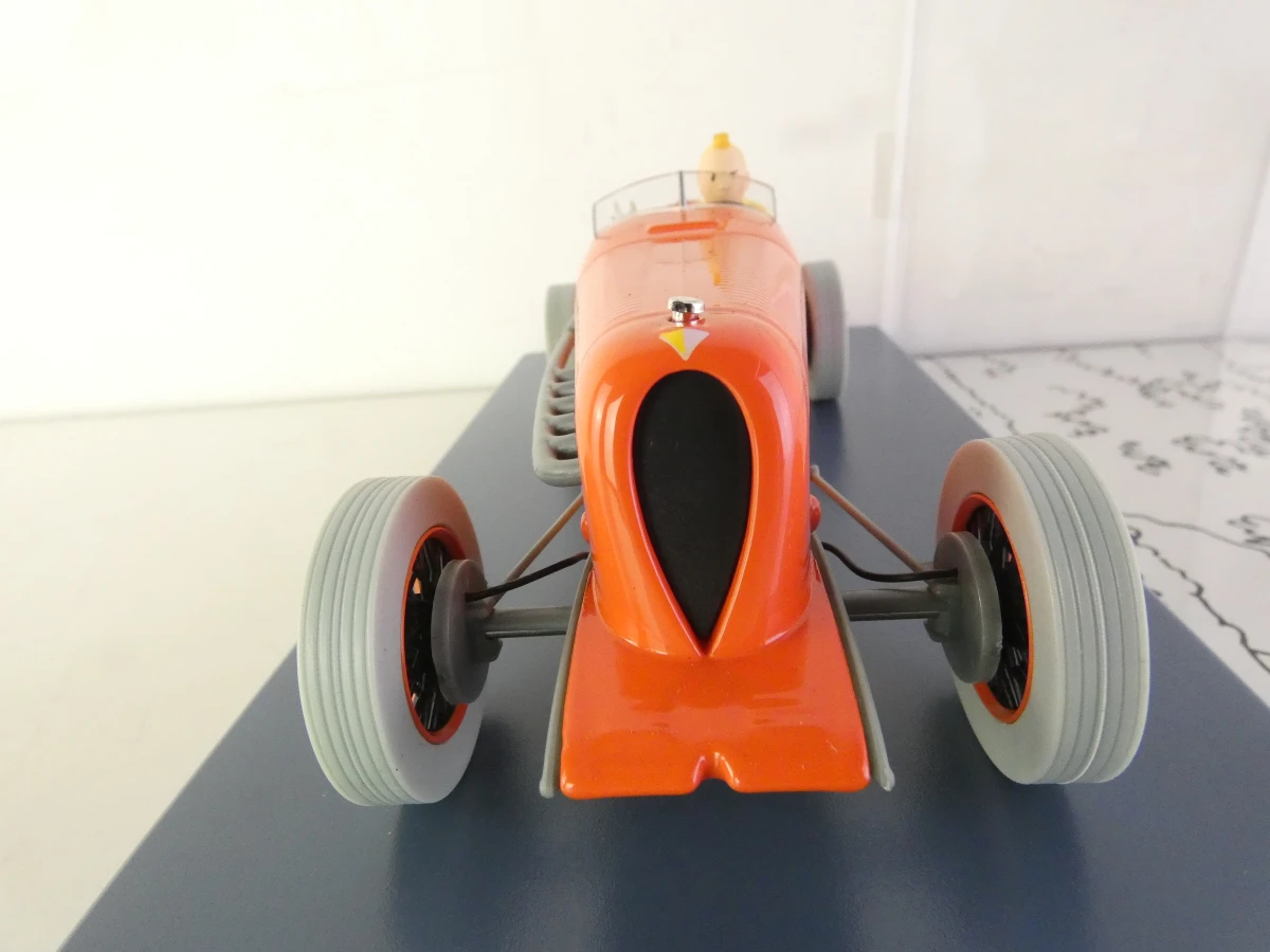 5 Tintin modelauto's en 1 ruimteschip in vitrinekastjes