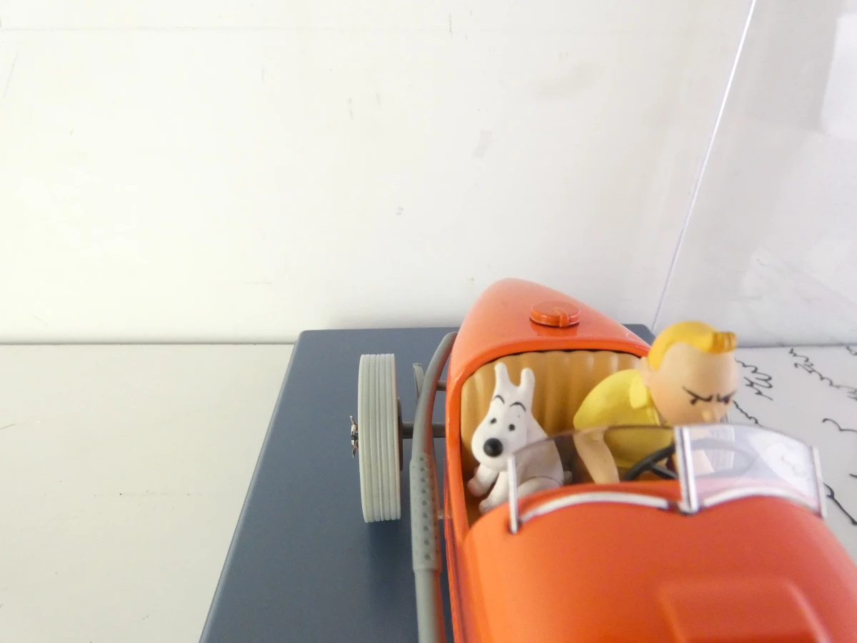 5 Tintin modelauto's en 1 ruimteschip in vitrinekastjes