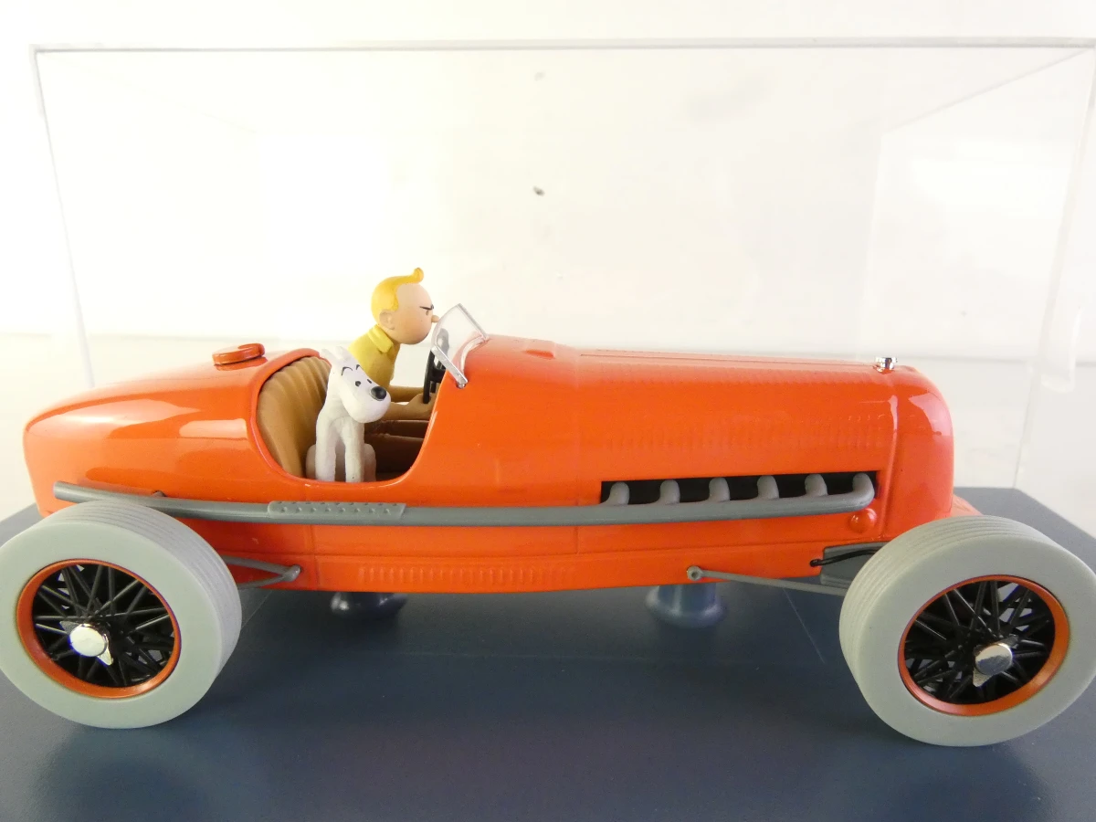 5 Tintin modelauto's en 1 ruimteschip in vitrinekastjes