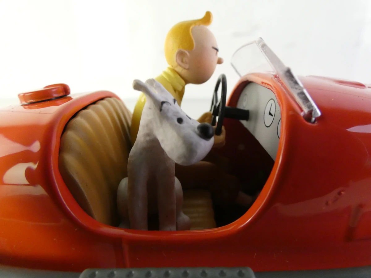 5 Tintin modelauto's en 1 ruimteschip in vitrinekastjes
