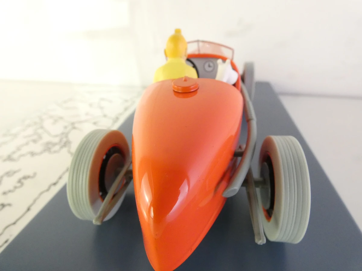 5 Tintin modelauto's en 1 ruimteschip in vitrinekastjes