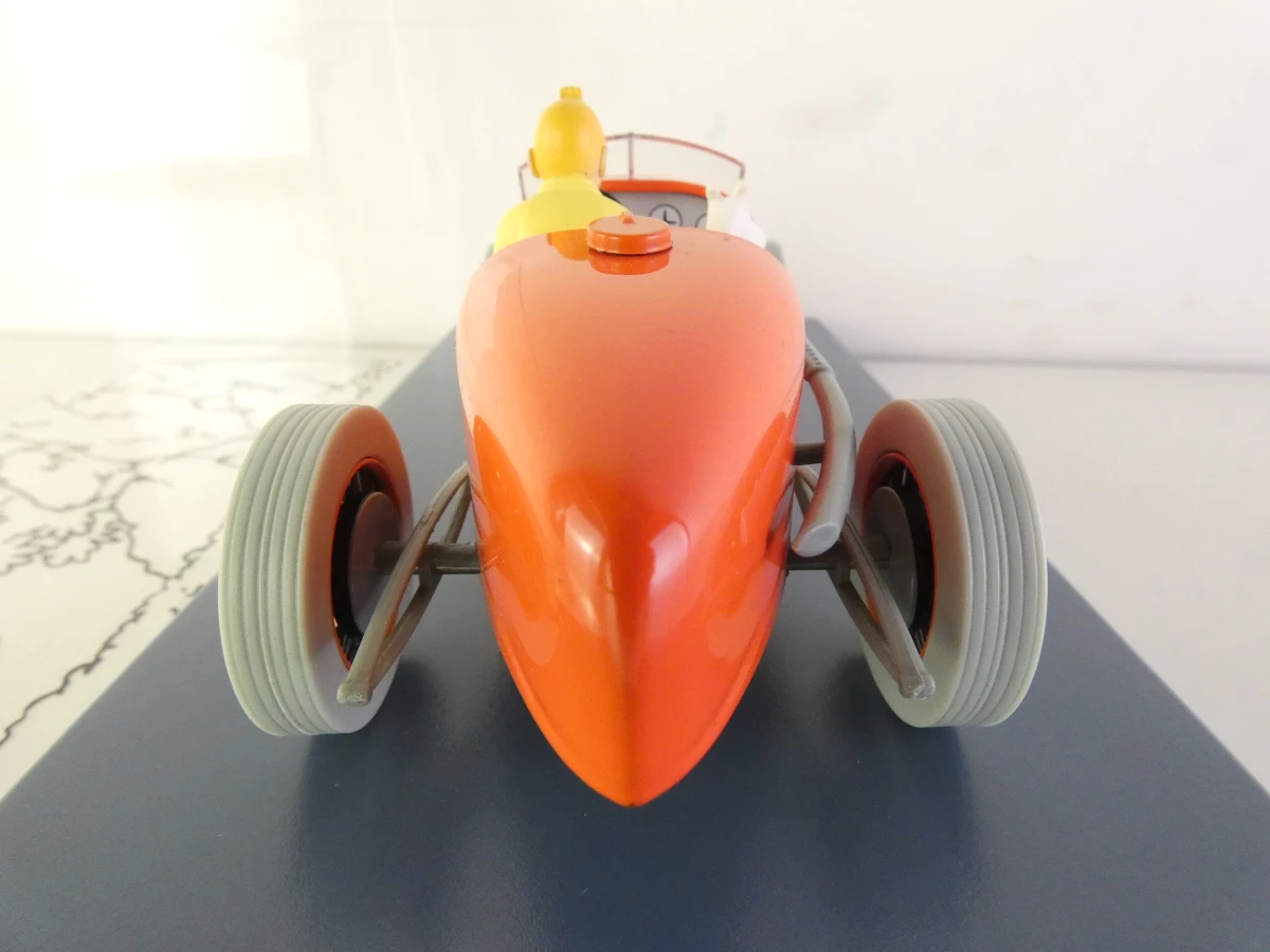 5 Tintin modelauto's en 1 ruimteschip in vitrinekastjes