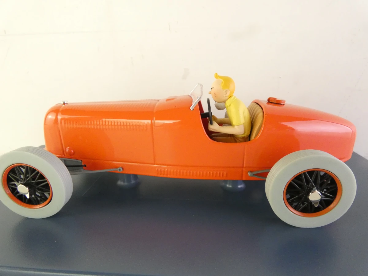 5 Tintin modelauto's en 1 ruimteschip in vitrinekastjes