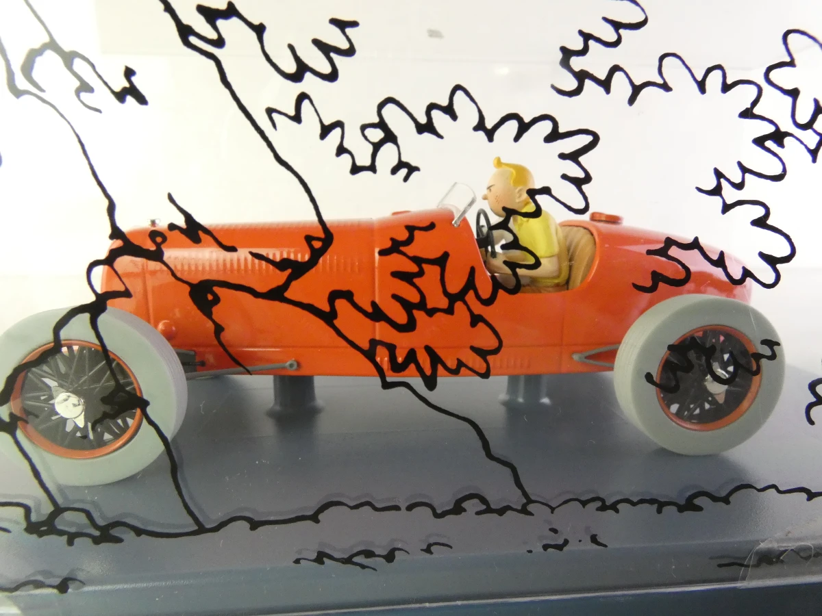 5 Tintin modelauto's en 1 ruimteschip in vitrinekastjes