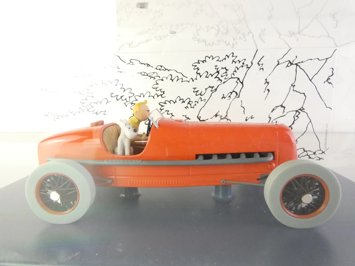 5 Tintin modelauto's en 1 ruimteschip in vitrinekastjes