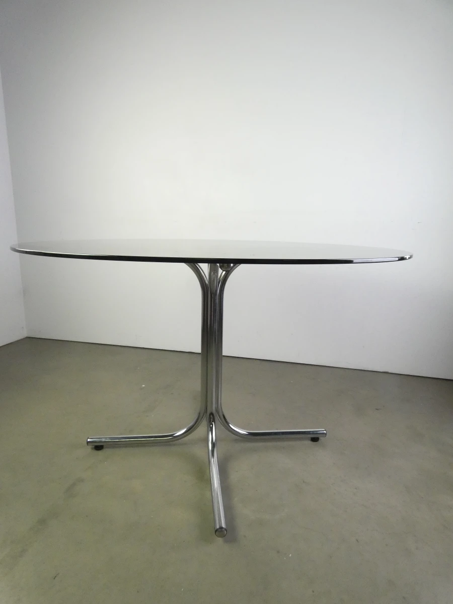 Ronde glazen tafel met chromen onderstel