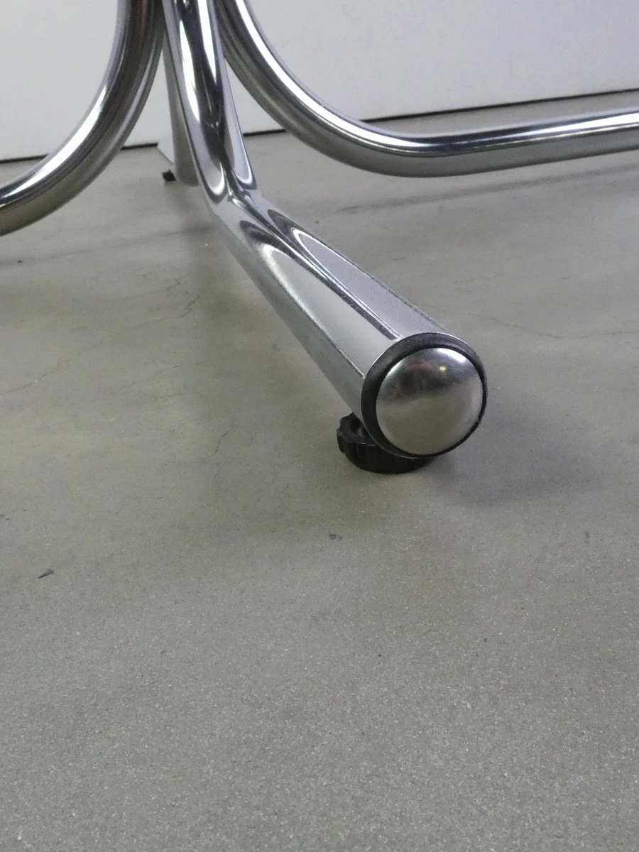 Ronde glazen tafel met chromen onderstel