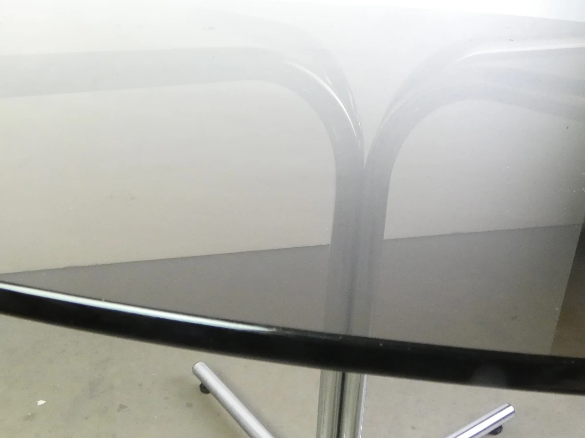 Ronde glazen tafel met chromen onderstel