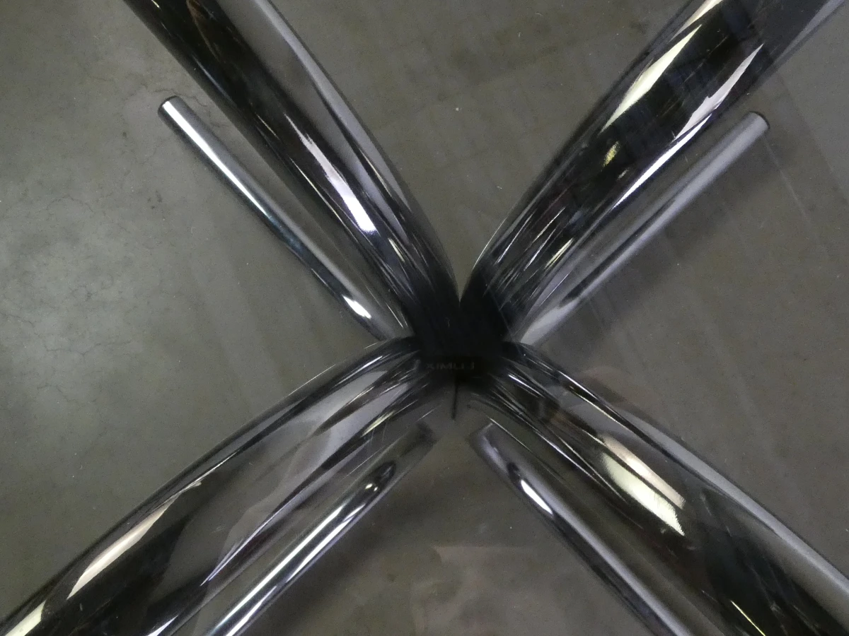 Ronde glazen tafel met chromen onderstel