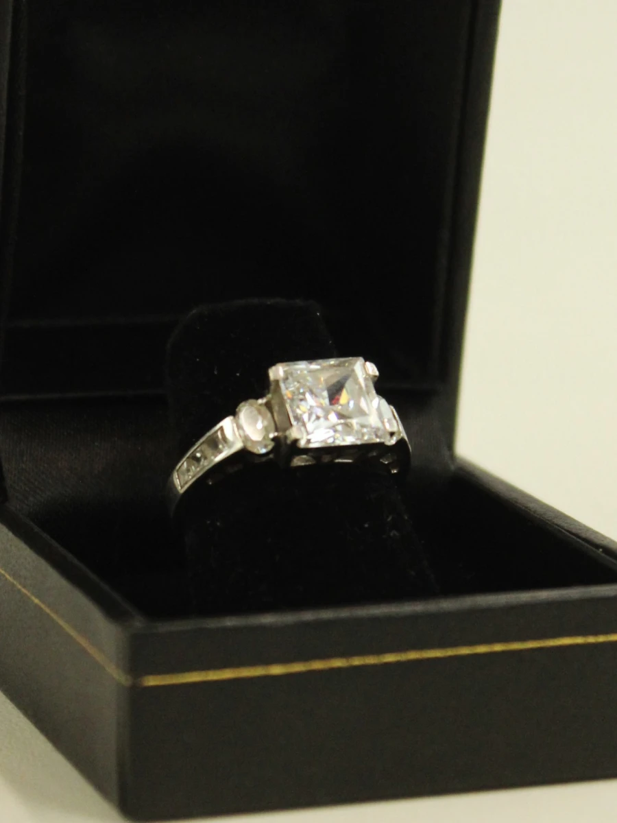 Sterling zilveren ring met vierkante facetgeslepen steen en zijstenen - foto 4