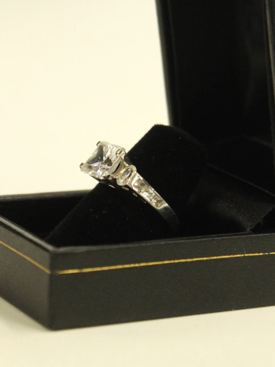 Sterling zilveren ring met vierkante facetgeslepen steen en zijstenen - foto 5