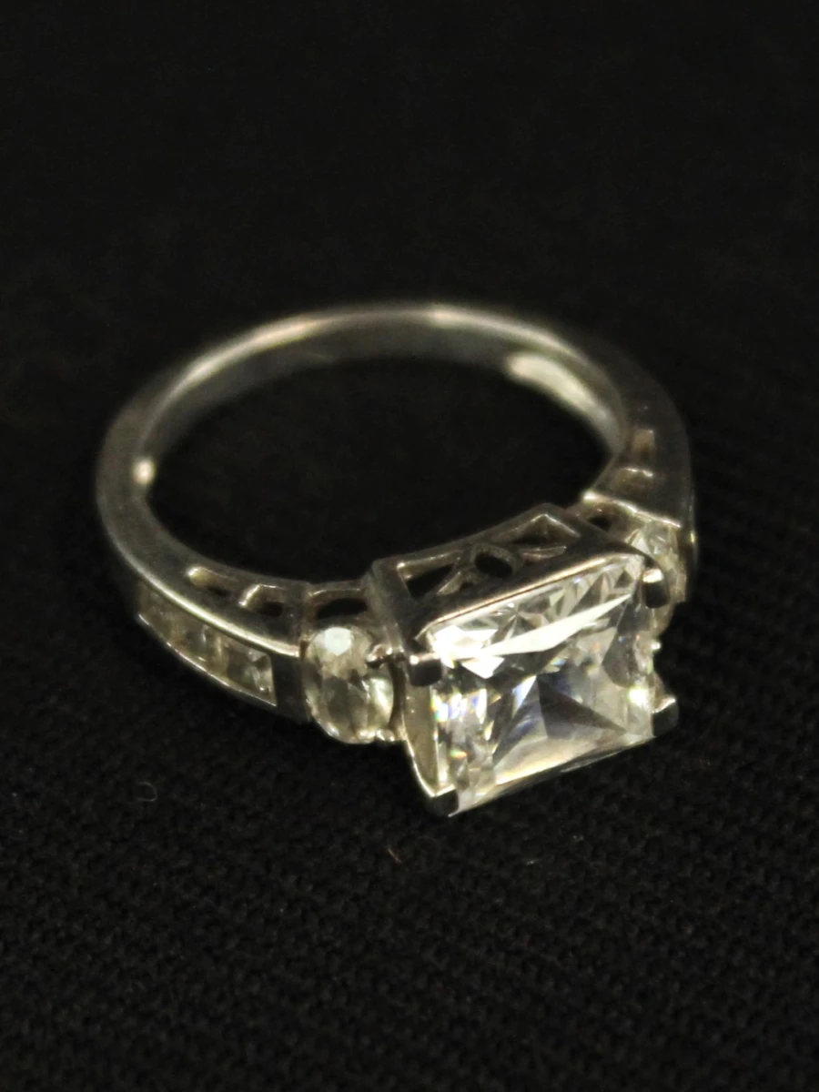 Sterling zilveren ring met vierkante facetgeslepen steen en zijstenen – kavel bij De Kringwinkel, Antwerpen