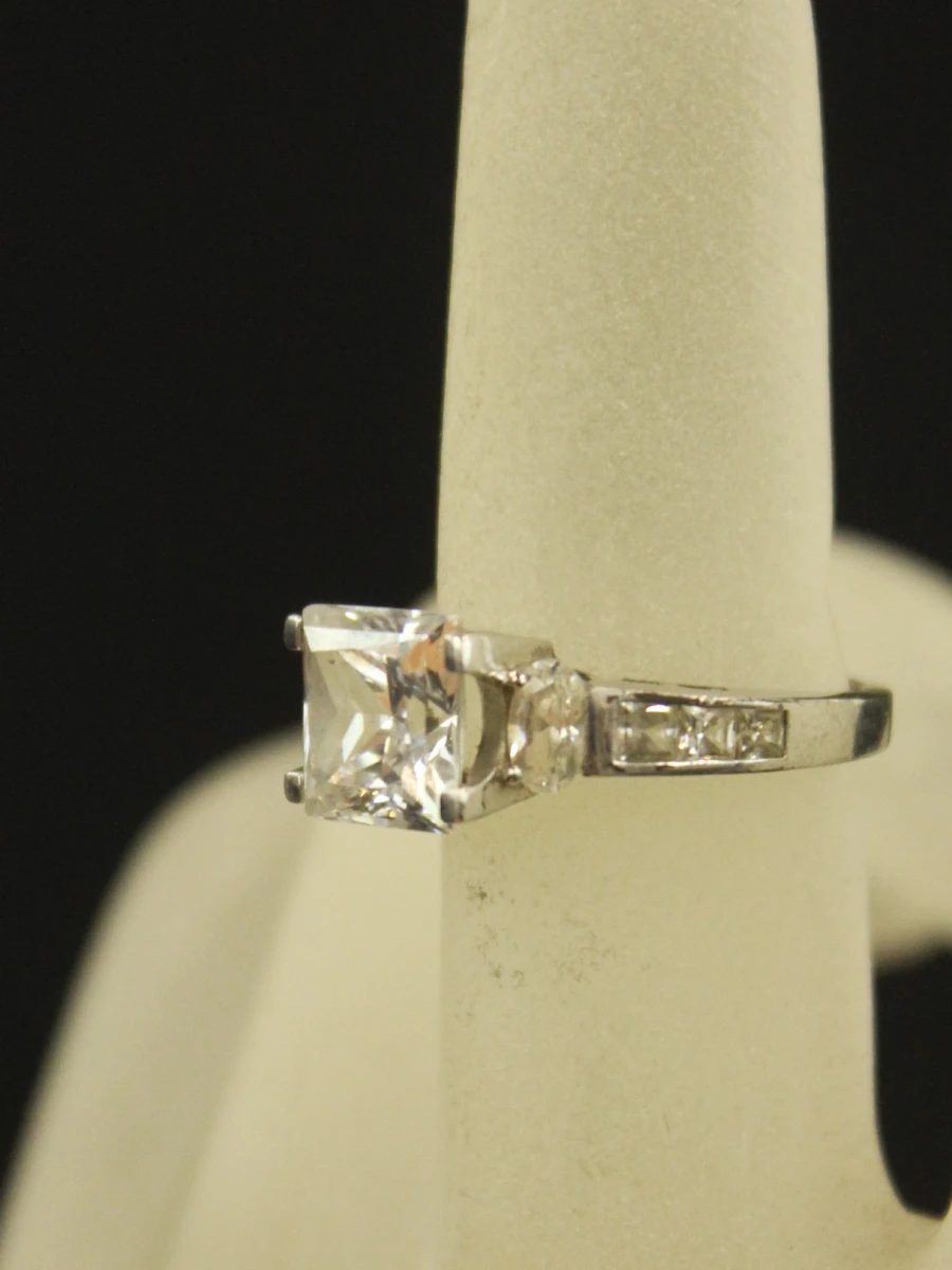 Sterling zilveren ring met vierkante facetgeslepen steen en zijstenen - foto 9