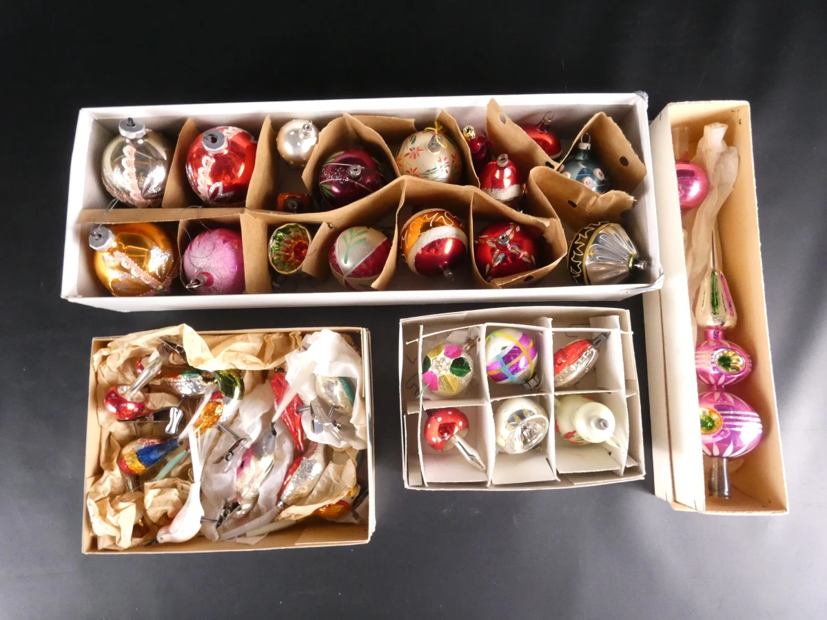 Set vintage kerstversiering met glazen ballen en figuren