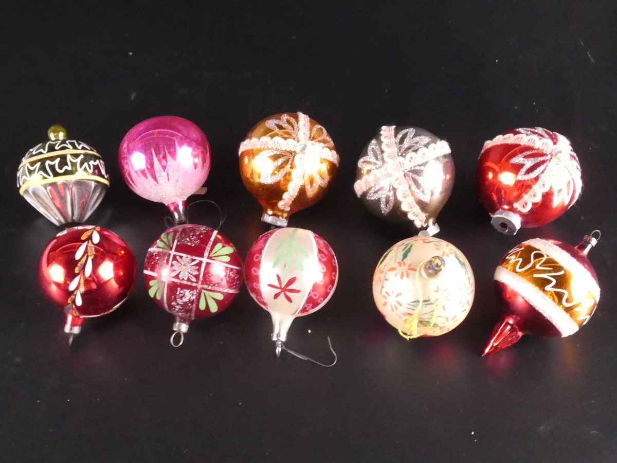 Set vintage kerstversiering met glazen ballen en figuren