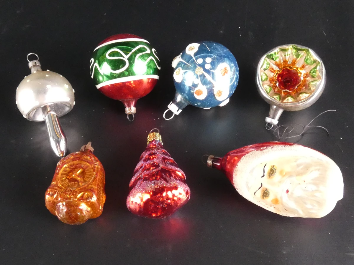 Set vintage kerstversiering met glazen ballen en figuren