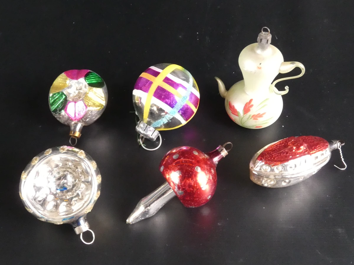 Set vintage kerstversiering met glazen ballen en figuren