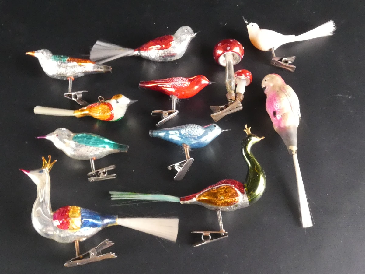 Set vintage kerstversiering met glazen ballen en figuren