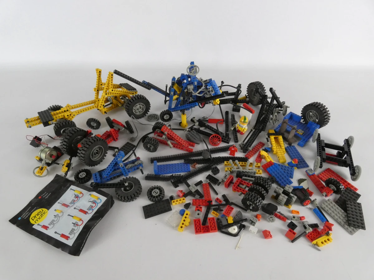 Lego Technic onderdelen en losse stukken met figuren